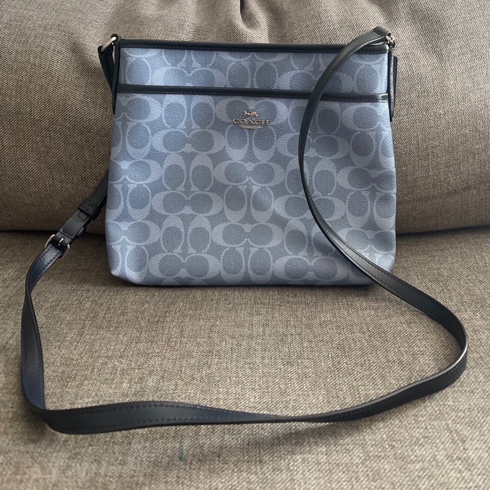 NWOT Coach Signature Zip File Crossbody in Navy